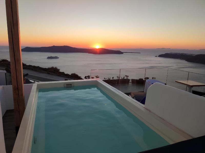 Honeymoon Suite with Plunge Pool & Caldera View image 1