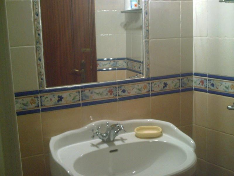 Twin Room with Shared Bathroom image 3