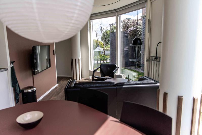 One-Bedroom Apartment with Courtyard View  image 2