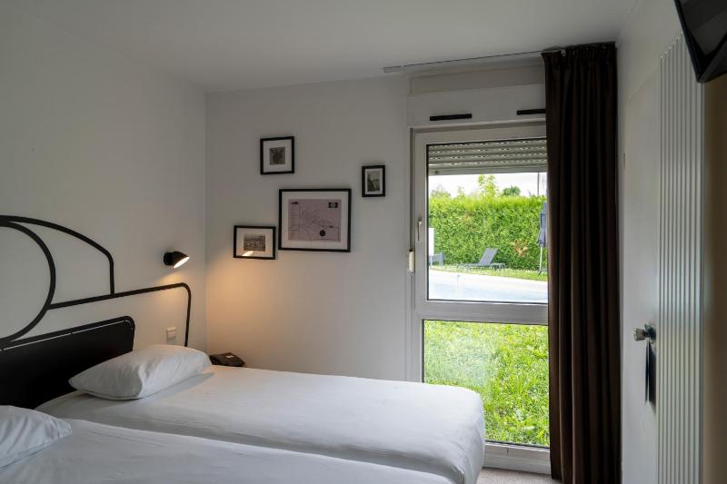 Standard Twin Room image 1