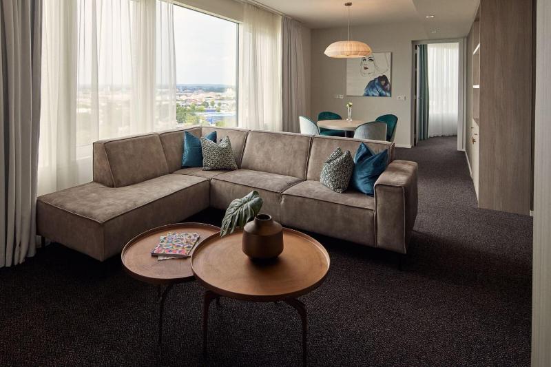 Family Room (4 Adults) image 3