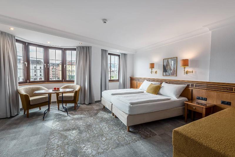 Large Double Room with River View image 1