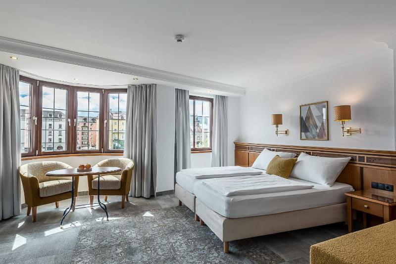 Large Double Room with River View image 4