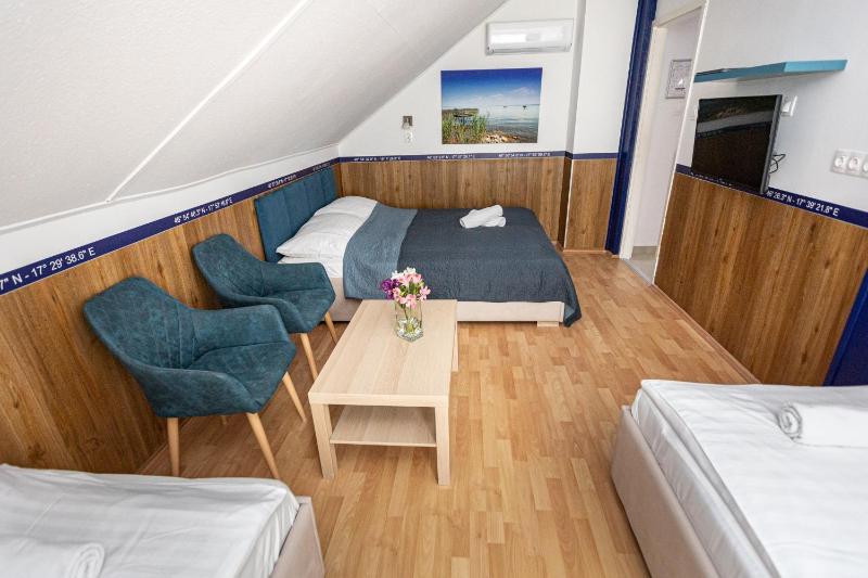 Quadruple Room with Balcony image 3