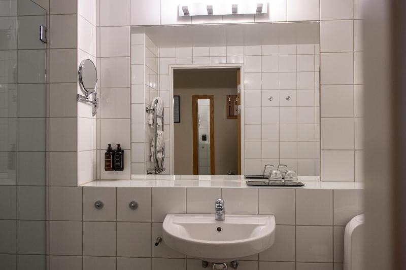 Standard Twin Room image 4