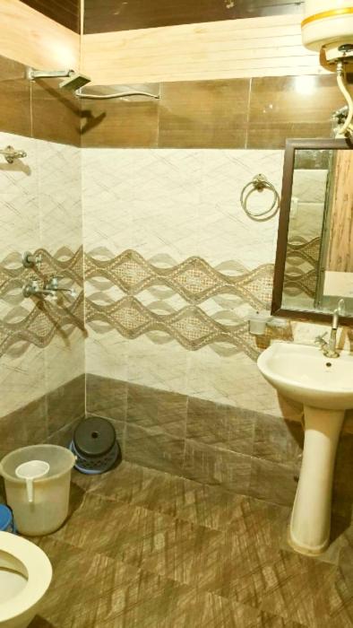 Hotel Sandalwood - image 2