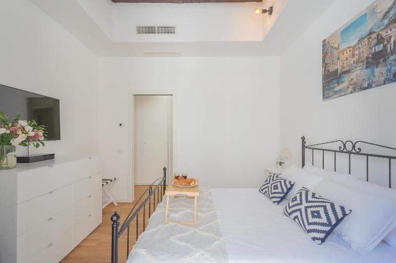 Independence Apartment Balcony by Rent All Como - image 6