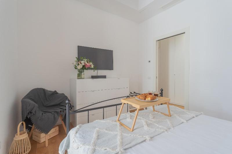 Independence Apartment Balcony by Rent All Como - image 4