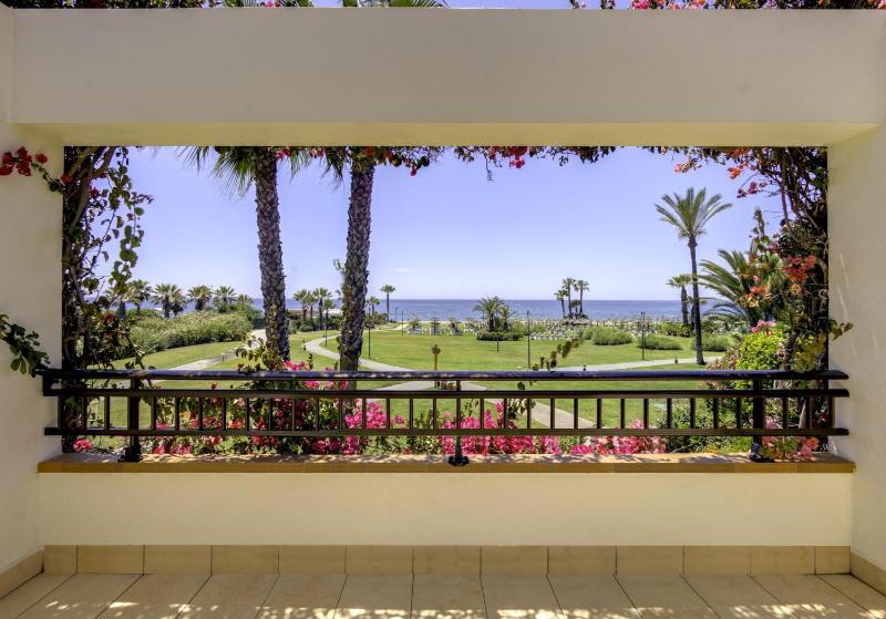Double Room with Sea View image 4