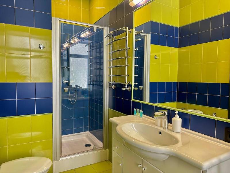 Studio with Spa Bath image 4