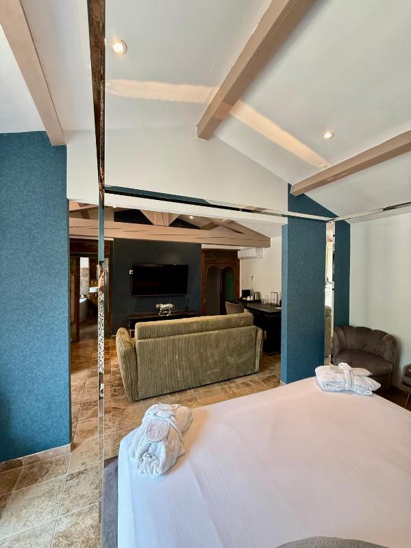 Suite with Private Pool image 2