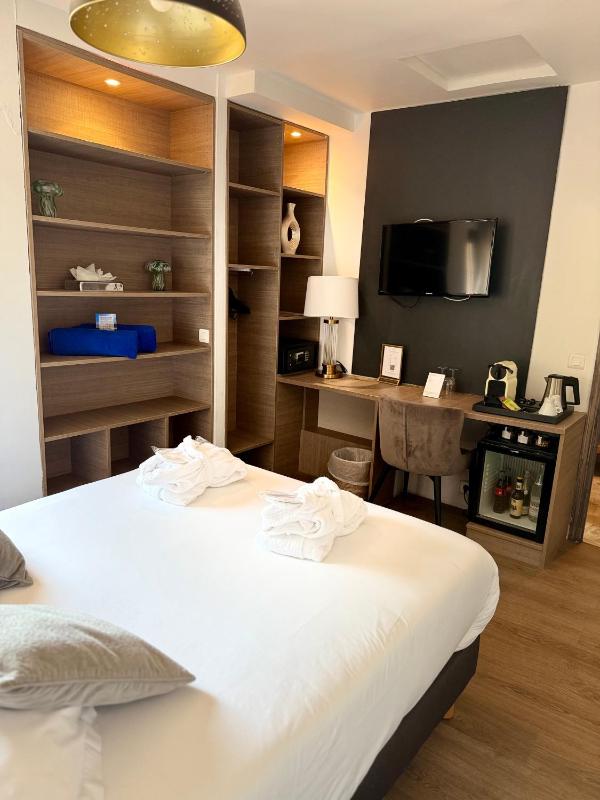 Standard Double Room image 2