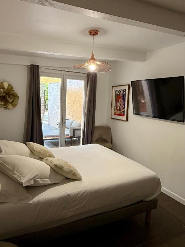 Small Double Room image 3