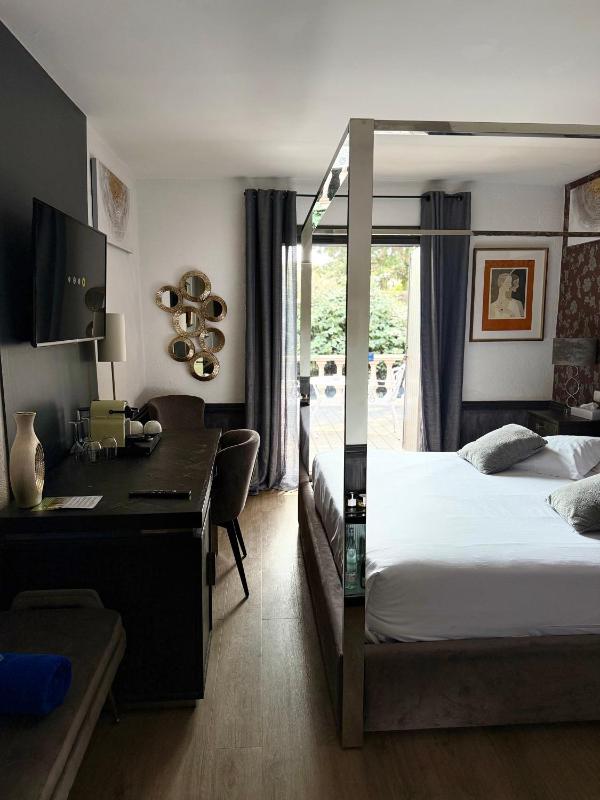 Deluxe Double Room image 3