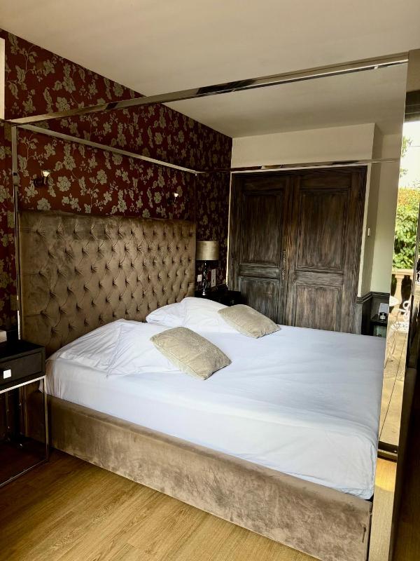 Deluxe Double Room image 2