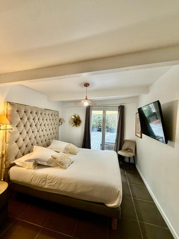 Small Double Room image 4