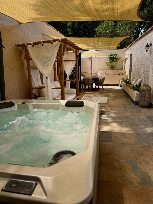 Suite with Hot Tub image 4