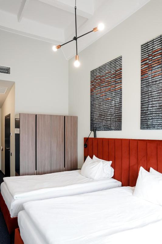 Twin Room image 4