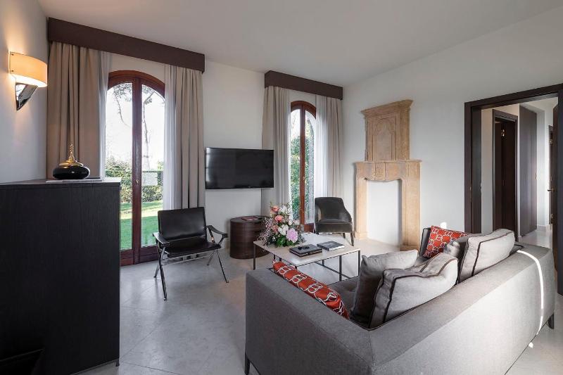 Villa Giardini Two Bedroom Suite image 4