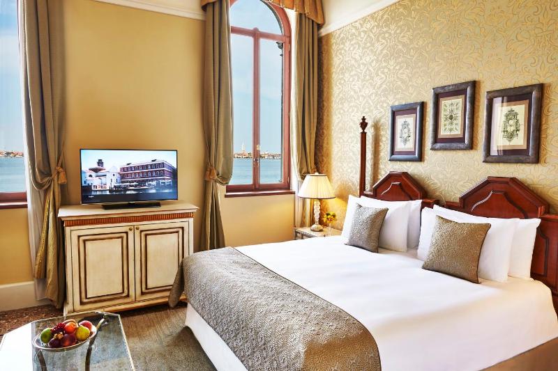 Deluxe Room image 1