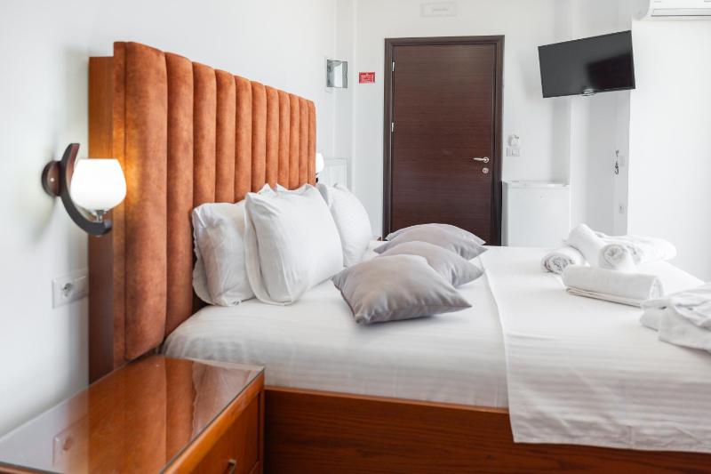 Superior Suite with Panoramic Sea View image 4