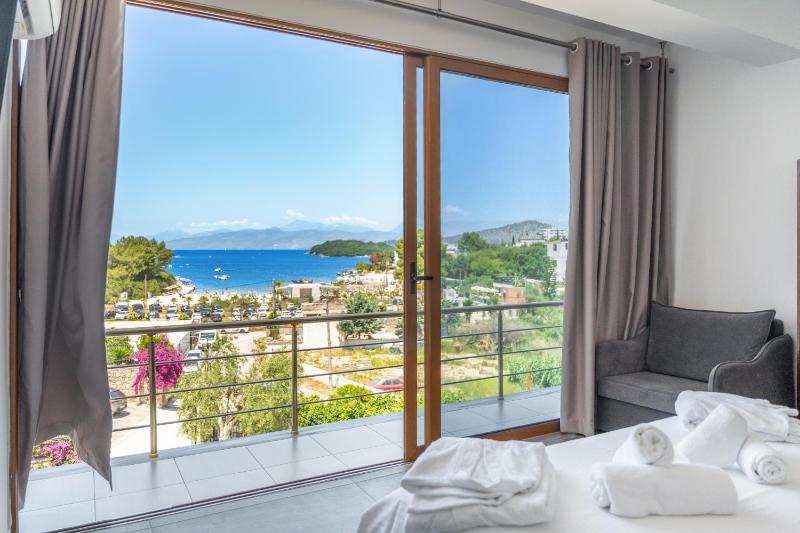 Superior Suite with Panoramic Sea View image 3