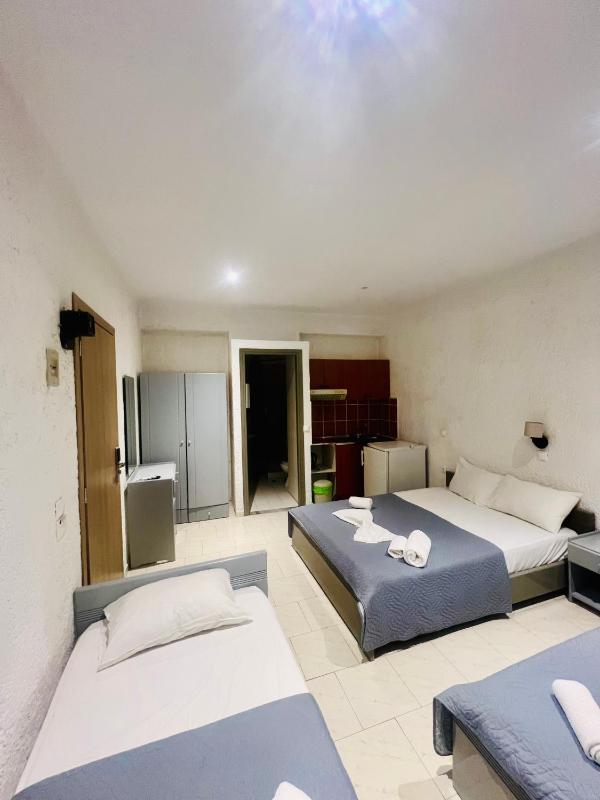 Quadruple Room with Balcony image 2