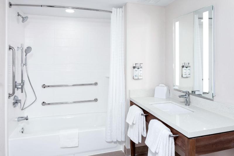 Queen Room with Tub - Communication/Mobility Accessible  image 3