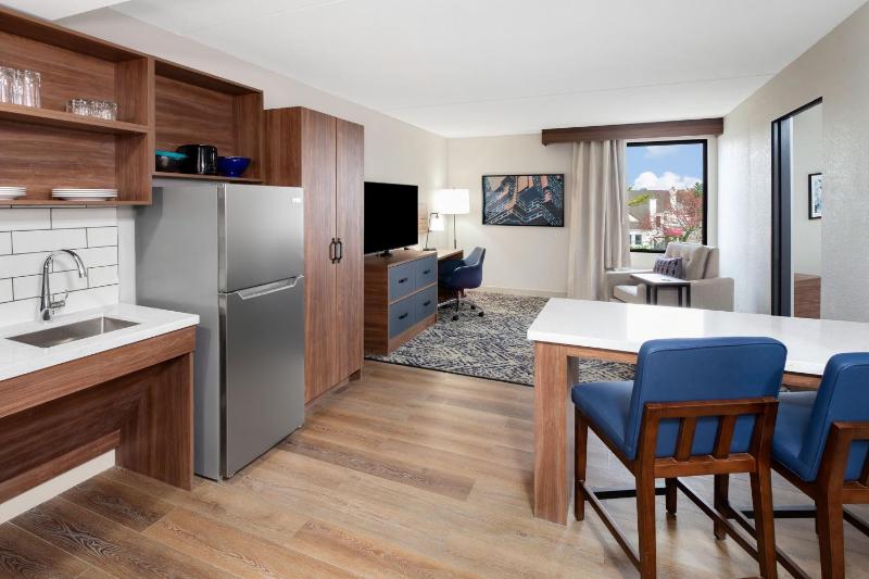 Queen Room with Tub - Communication/Mobility Accessible  image 2