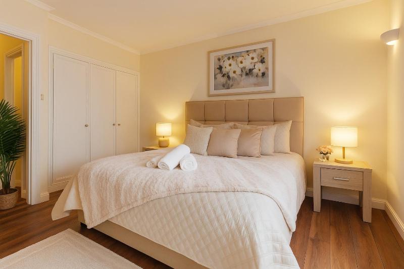 King One-Bedroom Apartment image 1