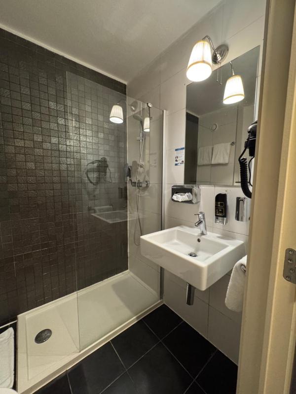 Single Room image 3