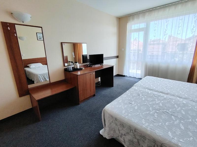 Double or Twin Room image 4