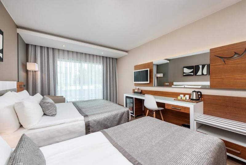Double Standard Room with Land View image 1