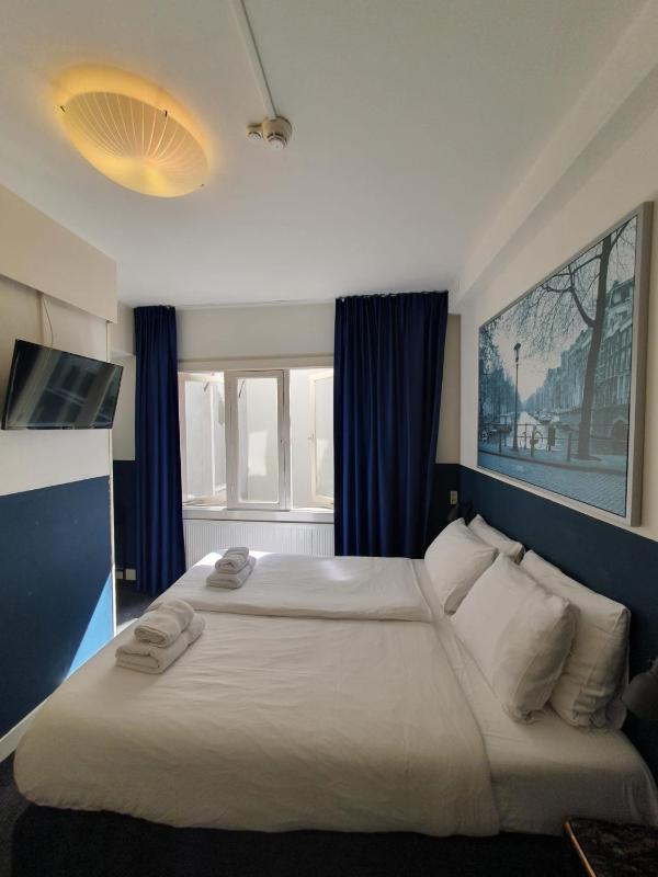 Double Room image 3