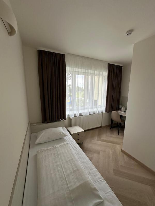 Large Single Room image 1