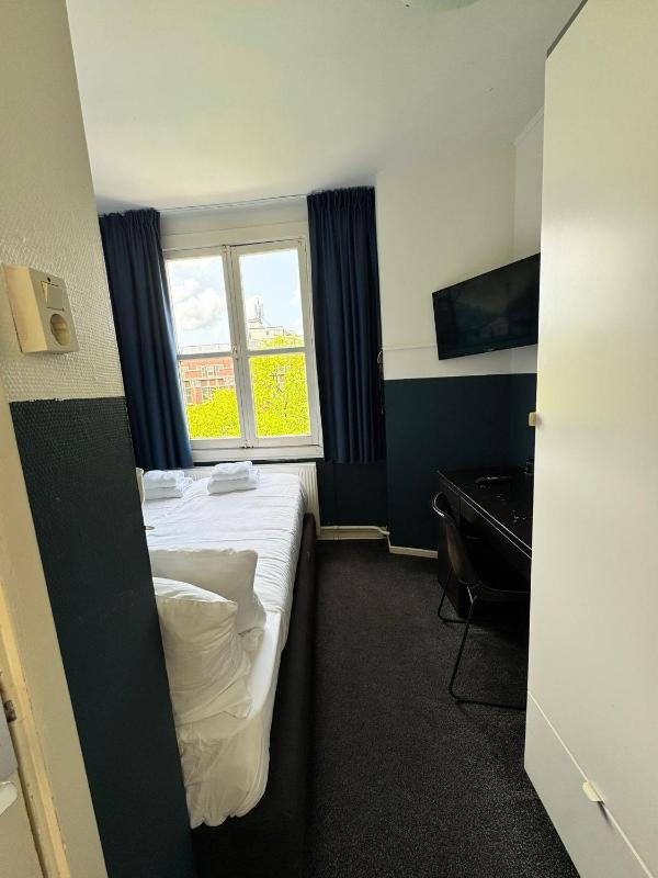 Small Double Room with Canal View image 3