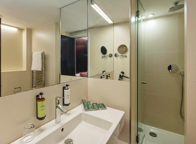 Superior Twin Room with City View image 1