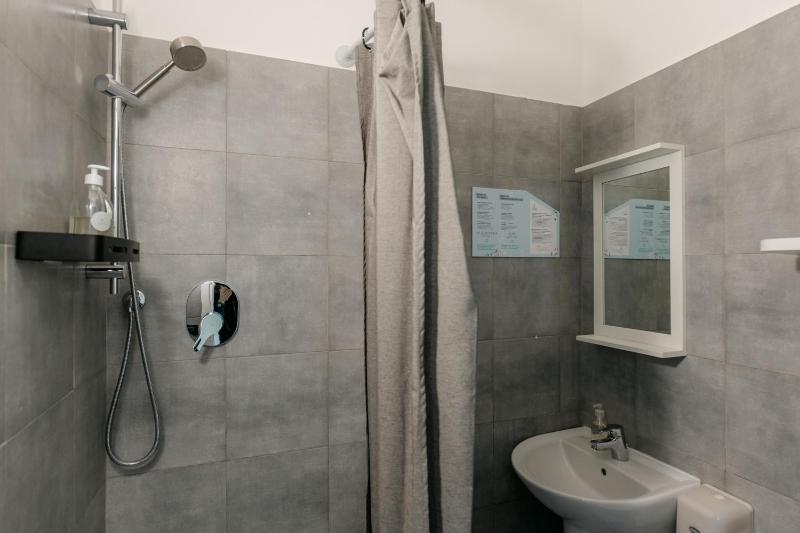 Single Room image 4