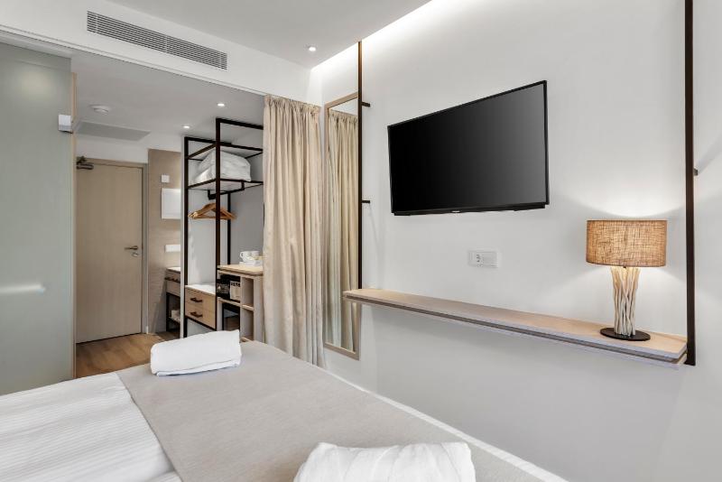 Deluxe Double Room with Balcony image 1