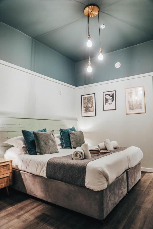 Large Double or Twin Room image 3