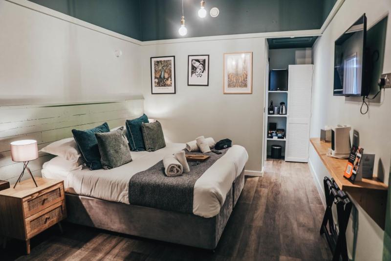 Large Double or Twin Room image 4