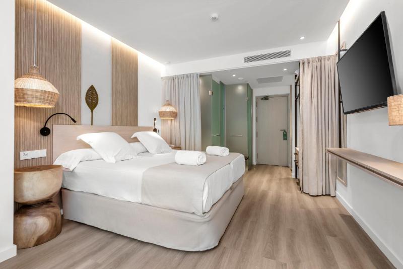 Silver Double Room with Balcony image 3
