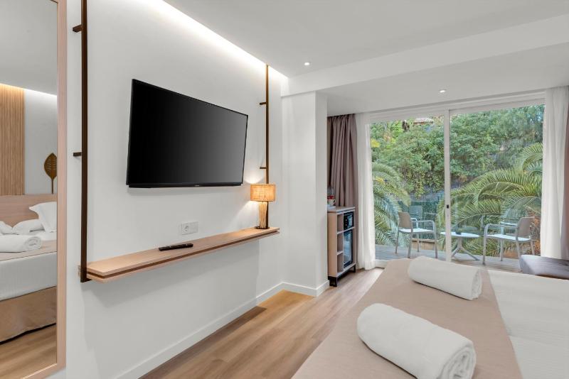 Silver Double Room with Balcony image 4