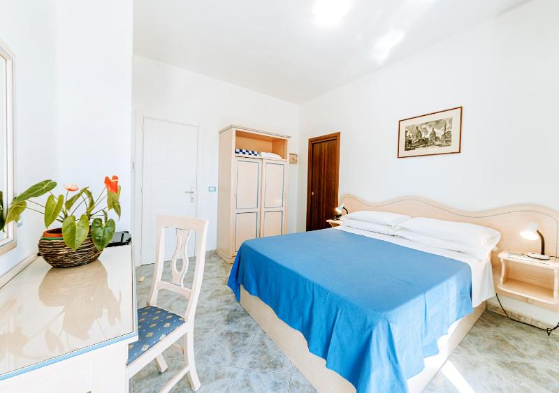 Double Room with Sea View image 4