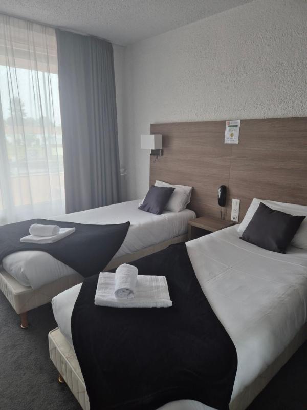 Deluxe Double or Twin Room with City View image 3
