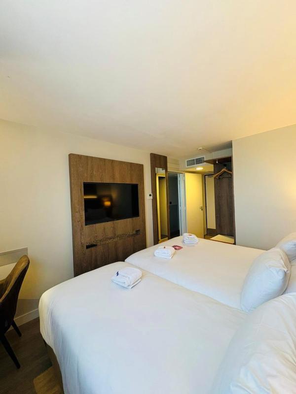 Standard Twin Room image 4