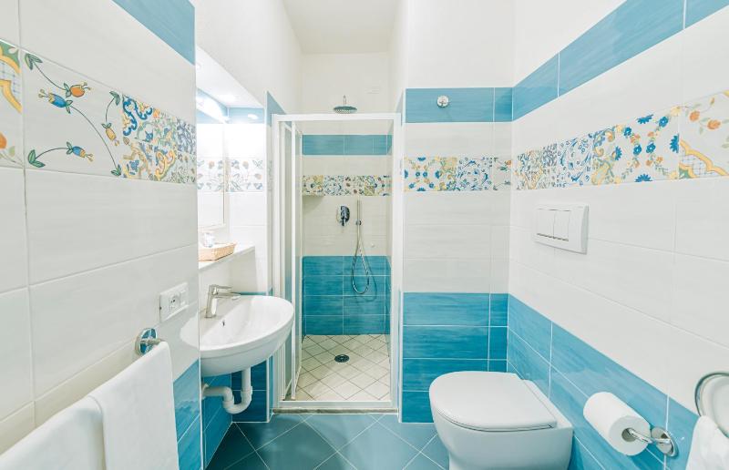 Triple Room with Sea View image 3