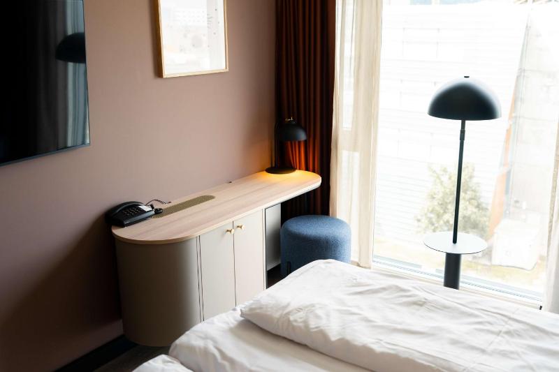 Standard Twin Room image 4