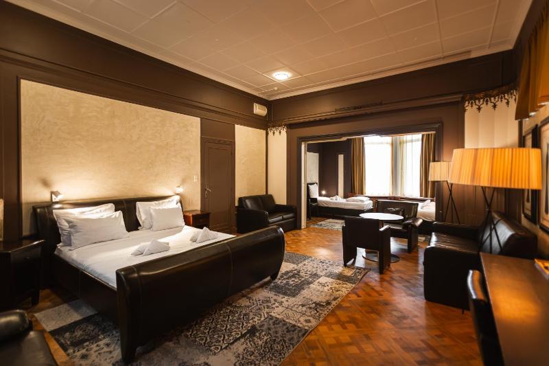 Deluxe Family Room image 4