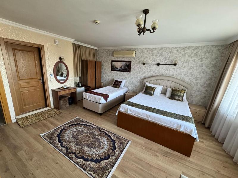 Standard Triple Room with Sea View image 2